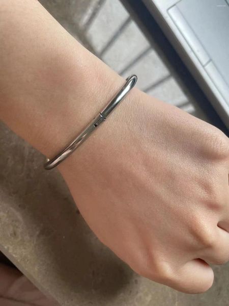 Bracciale rigido alla moda e di tendenza per uomo donna stile coppia