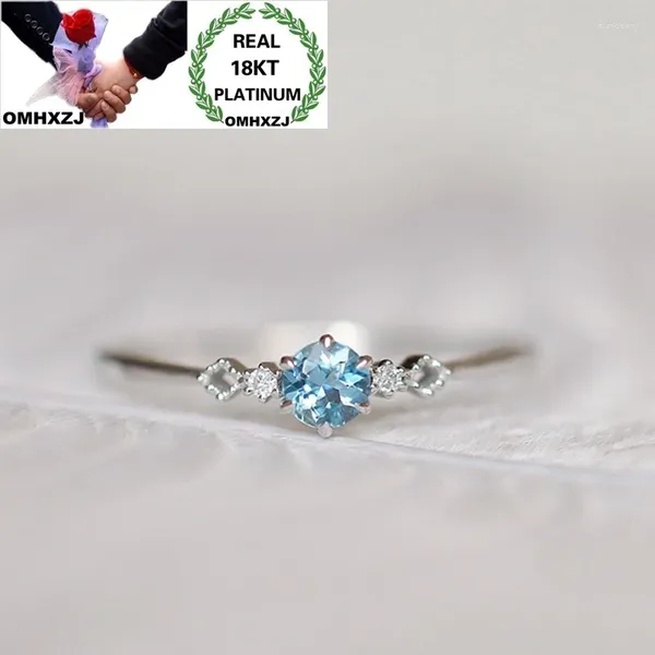 Cluster Anéis OMHXZJ Atacado Moda Europeia Mulher Menina Festa de Aniversário Presente de Casamento Simples Topázio Azul AAA Zircon 18KT Anel de Ouro Branco