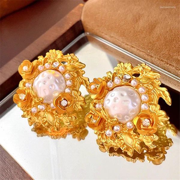 Orecchini a bottone Vintage Fiori di perle per foglie di metallo color oro Orecchini rotondi Gioielli da donna 2024 Retro geometrico francese