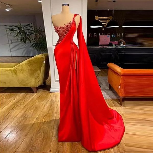 Dubai Arab Red Satin Meerjungfrau Abendkleid Frauen Perlen Eine Schulter Schal Hülse Oberschenkel Split Side Split Prom Formale Kleider robe De Soiree