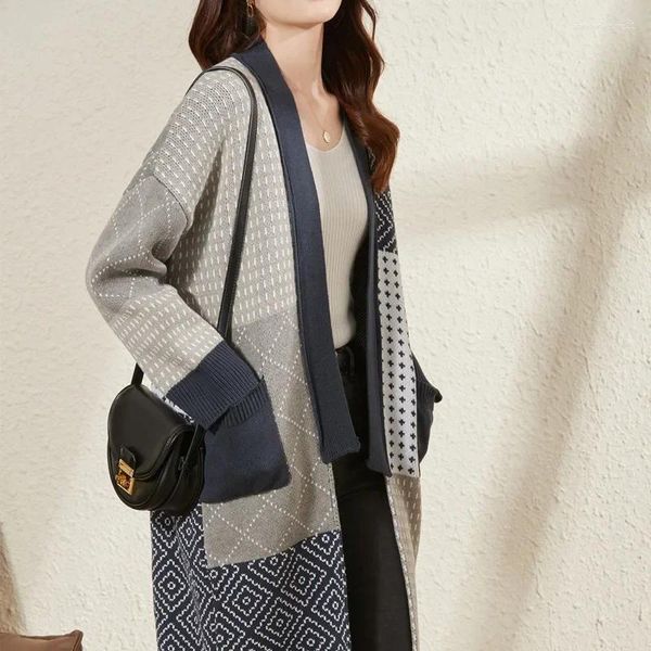 Cappotto da donna in pura lana imbottita in jacquard con colori abbinati autunno e inverno con cardigan lavorato a maglia lungo al ginocchio