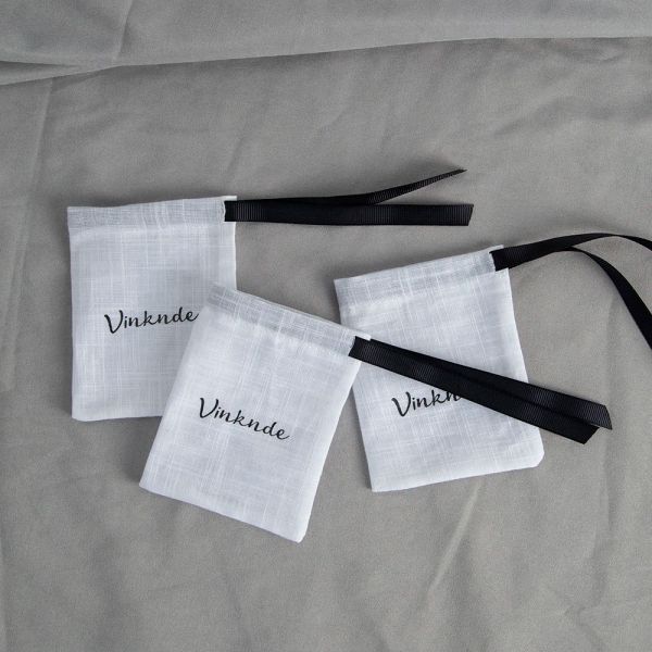 Jóias 50pcs logotipo personalizado sacolas de algodão de lona branca com anéis de cordão preto Brincos embalagens de embalagens Bolsas de casamento Presente de casamento de natal