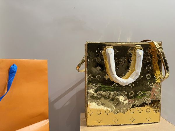 24SS Женская роскошная дизайнерская зеркальная лакированная кожа Музыкальная сумка Вертикальная большая сумка Сумка для покупок Сумка для хранения Кошелек, великолепная и дорогая, супер крутая сумка 39 см