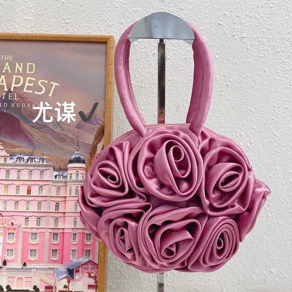 Borsa a mano con fiore tridimensionale fatto a mano in raso di seta di moda di nicchia francese con manico e borsa con passante