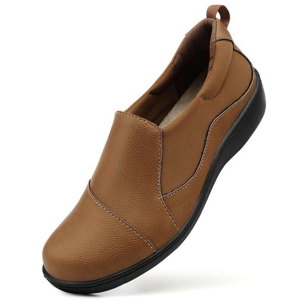 Sofos confortáveis de couro fofo de feminino e um passo casual, um passo leve, caminhando, sapatos diários de trabalho diário 879