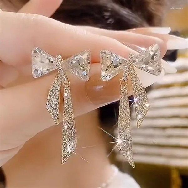 Dangle Küpe 2024 Şerit Yay Altın Renk Damlası Kadınlar için Kore Zirkonya Küpe Rhinestone Ear Sapı Doğum Günü Hediyeleri