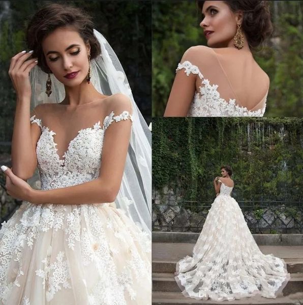 Luxuriöse Brautkleider mit voller Spitze in A-Linie, heiße, transparente Brautkleider mit V-Ausschnitt und Flügelärmeln, Sweep-Zug auf der Rückseite, bedeckte Knöpfe