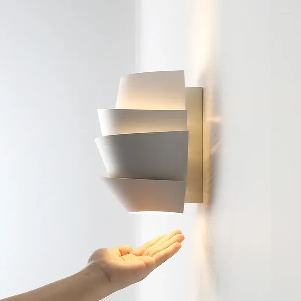 Lampada da parete Bianca creativa leggera moderna 4 strati ferro metallo arredamento coreano camera da letto comodino corridoio soggiorno sconce