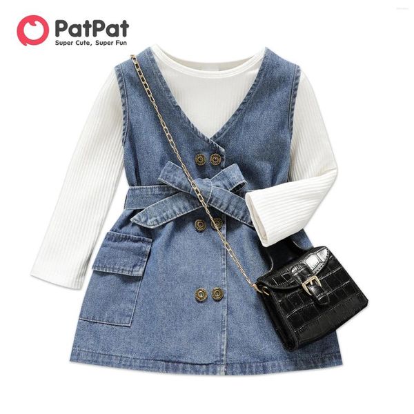 Mädchenkleider PatPat 2-teiliges, langärmliges, geripptes weißes T-Shirt und Jeanskleid-Set mit Knopfdesign und Gürtel für Kleinkinder