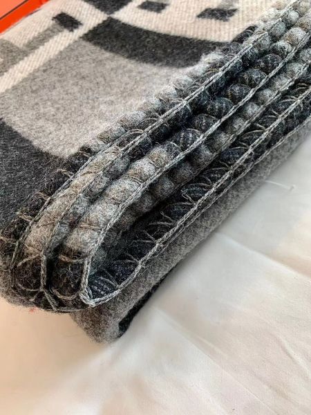 Coperta H di design di vendita calda 1500 g nero grigio lana cashmere Top quailty H coperta grigia lana spessa divano per la casa buona qualità 135 * 175 cm