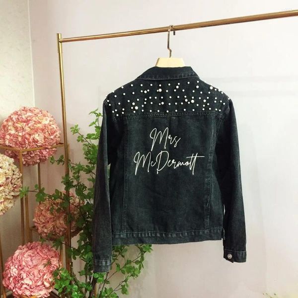 Damenjacken, individuell bestickte Jeansjacke, personalisierter Name, schwarze Mrs. Embroiderey-Mäntel mit Perlentaschenspleißung