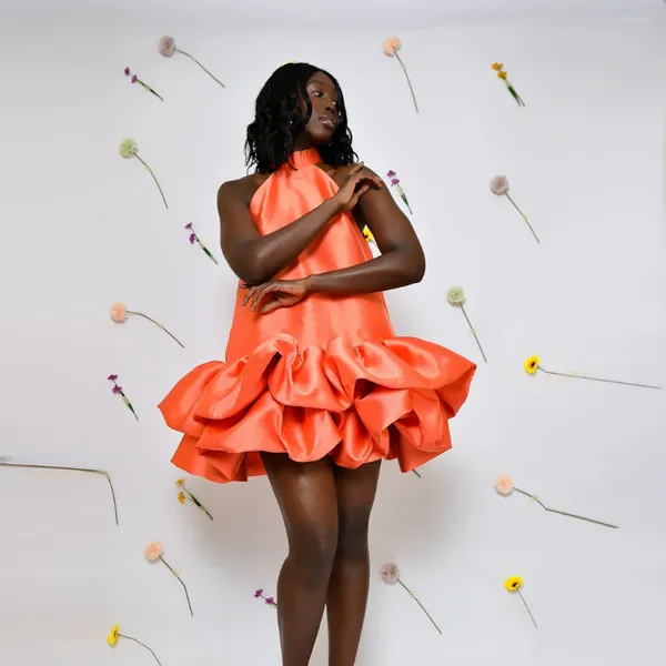 Lässige Kleider einfache orange Neckholder Satin Schwarze Frauen Rüschen unten Kleid Reißverschluss zurück kurze Vestidos Reales Bild