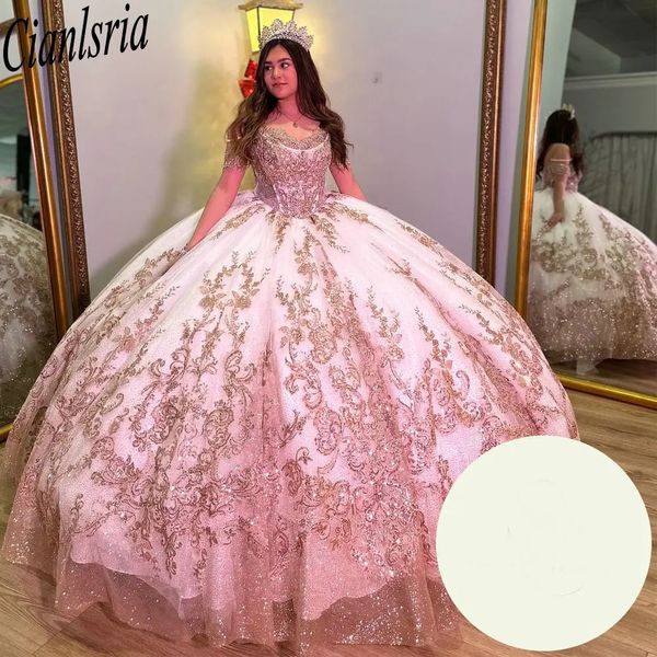 Abito da ballo in cristallo glitterato bianco con spalle scoperte Abiti stile Quinceanera Applicazioni dorate Corsetto con perline in pizzo Abiti da 15 anos