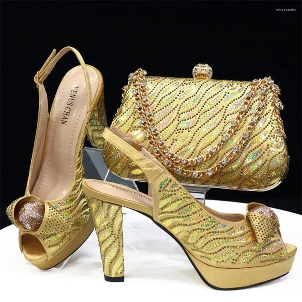 Kleidschuhe für italienische Damen im reifen Stil und passende Tasche in Goldfarbe, glänzende Kristall-Slingback-Sandale mit Plateau für Party