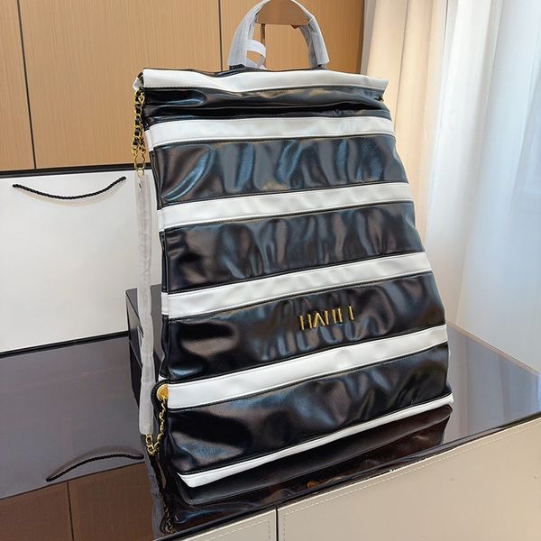 22 BASSIONE GARBAGE DOMANDER BACKPACK 51 CM Black White Patchwork in pelle Luxury Hardware Gold Stringa Gold Capacione Baglie di viaggio Aeroporto Borse Aeroporto Pochette