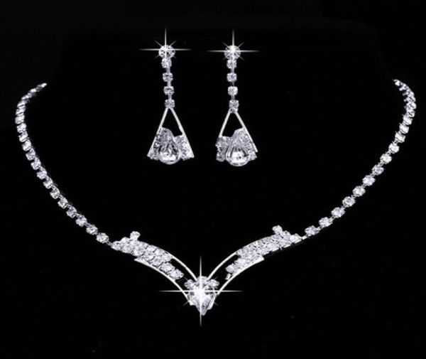 Set di gioielli Collana da sposa Bracciali Orecchini 18 stili Nuovo cristallo Moda donna Scintillante a forma di V Strass Fascino nuziale8487108