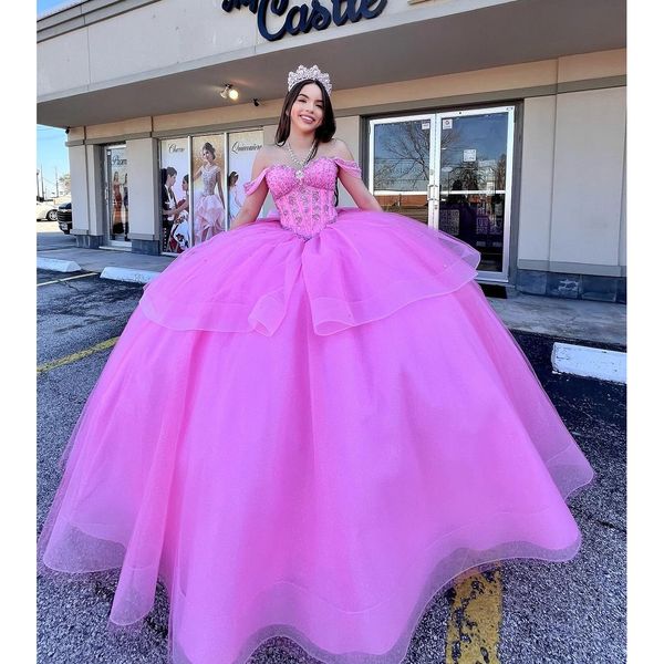 Новое розовое платье Quinceanera, бальные платья для девочек 16 лет, с открытыми плечами и стразами, с бантом на день рождения, платье Vestidos De Fiesta