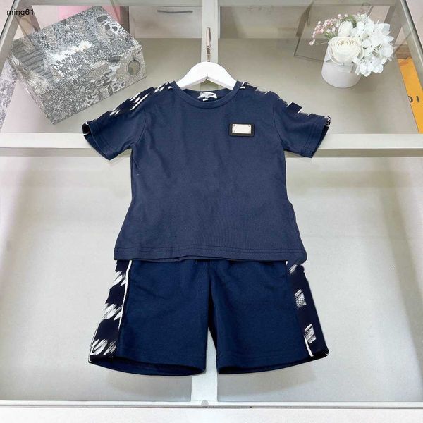 Marca conjunto de camiseta do bebê carta listra emenda crianças fatos de treino tamanho 100-160 cm placa de identificação de metal mangas curtas e shorts 24feb20