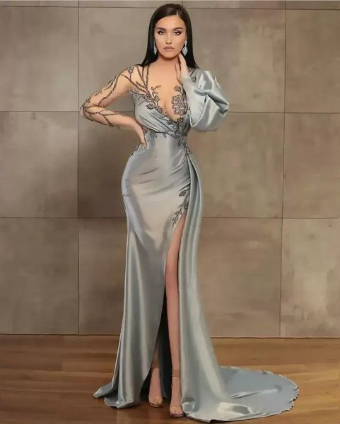 Silbermantel mit langen Ärmeln Abendkleider tragen Illusion Kristall Perlen High Side Split bodenlangen Partykleid Ballkleider Open Back Robes De