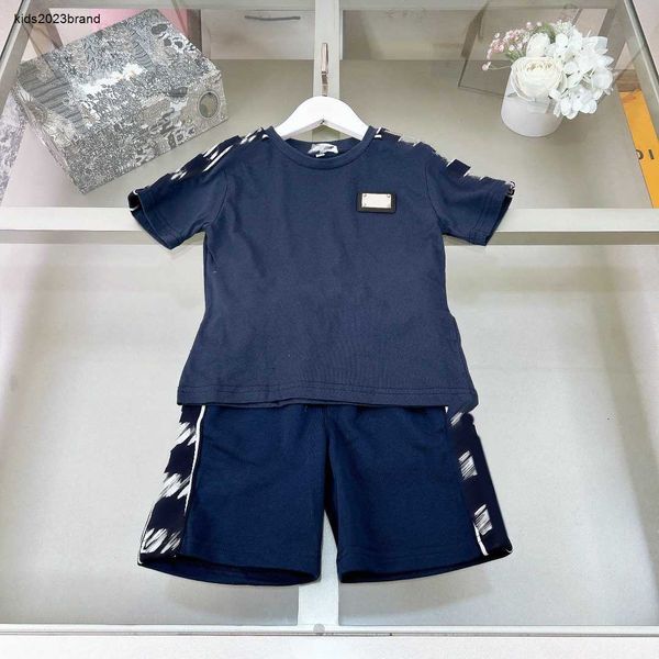 Novo conjunto de camisetas para bebês com letras e listras, trajes de treino para crianças, tamanho 100-160 cm, placa de identificação de metal, mangas curtas e shorts 24feb20