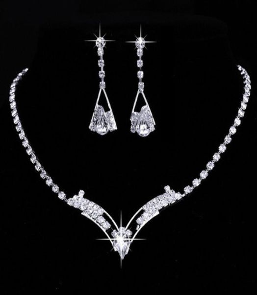 Set di gioielli Collana da sposa Bracciali Orecchini 18 stili Nuovo cristallo Moda donna Scintillante a forma di V Strass Fascino nuziale1352805