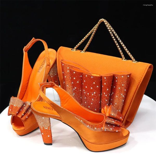 Scarpe eleganti 2024 Vendita tacchi alti Borsa abbinata Sanda da donna in stile nigeriano in colore arancione per le donne in festa
