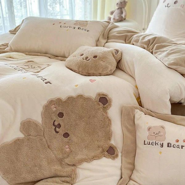 Conjuntos de cama outono e inverno leite veludo bonito urso bordado para baixo capa de edredão engrossado nu sono skincare folha de cama