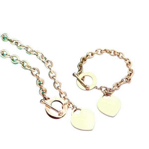 2024224 Mulheres clássicas colar pulseira conjunto moda designer pulseira requintado artesanato luxo amor jóias atacado 316l aço inoxidável presentes de férias