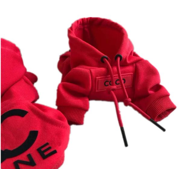 Designer di abbigliamento per cani Felpa con cappuccio rossa per animali domestici Logo con lettera nera Piccoli vestiti profumati per cani Felpa con cappuccio per gatti Felpa con cappuccio con coulisse per animali Schnauzer Teddy Fadou