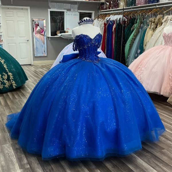 Blaue, glänzende Quinceanera-Kleider, herzförmiger Tüll, schulterfrei, Perlen, Kristalltüll, Mädchen-Geburtstag, Prinzessin, 15. Party-Abschlussballkleider