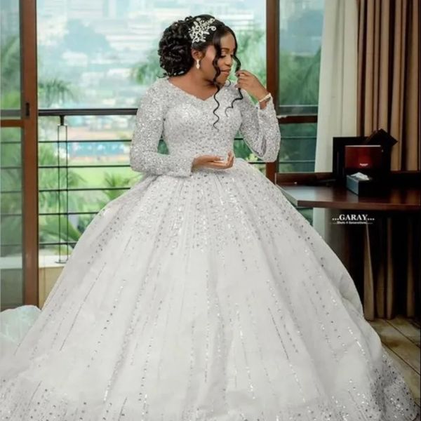 Atemberaubende Bride 2024 Luxus-Hochzeitskleider in Übergröße in A-Linie mit Perlenstickerei, langen Ärmeln, Kristall-Pailletten, V-Ausschnitt, Brautparty-Kleider nach Maß