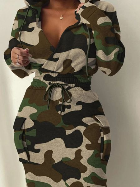 LW Plus Size Camo Stampa Tasca laterale Design Cargo Dress Donna Autunno Inverno Colletto con cappuccio Stampa completa Abiti al ginocchio 240219