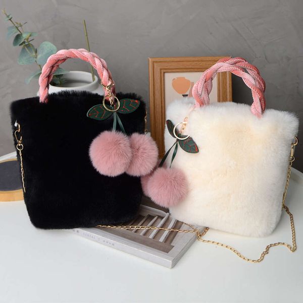 Neue Mode Frauen Weiche Plüsch Handtasche Winter Pelzigen Damen Kupplung Geldbörse Schulter Taschen Mode Weibliche Kirsche Anhänger Umhängetasche