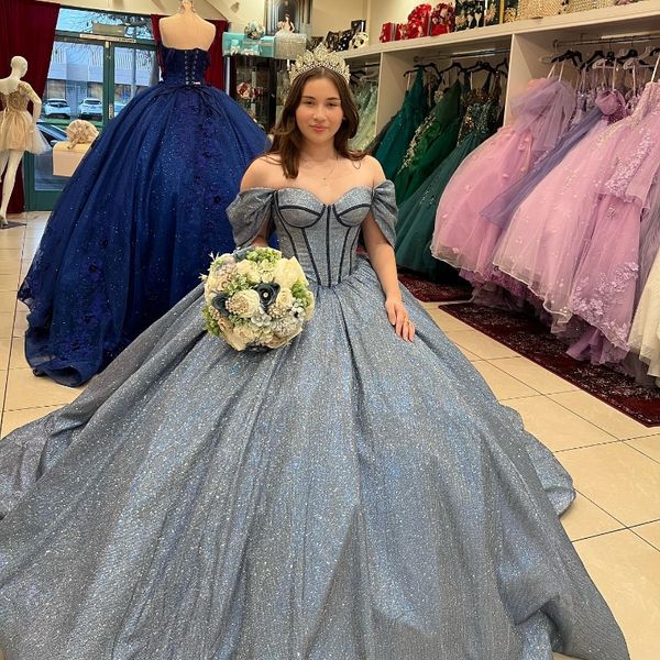 Graue glitzernde Quinceanera-Kleider 2024, herzförmiger, schulterfreier Sweet-15-Kleid für Junior-Mädchen, freiliegendes Boning-Geburtstagsparty-Kleid 326 326