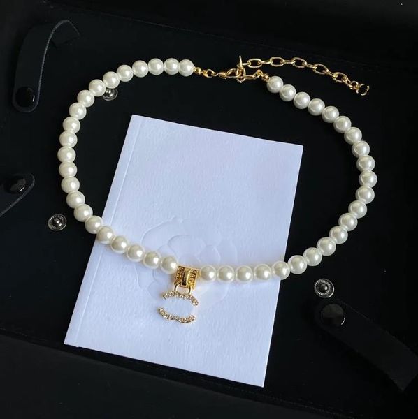 Designer de luxo pingentes colares pérola cristal 18k banhado a ouro carta gargantilha pingente colar corrente jóias acessórios