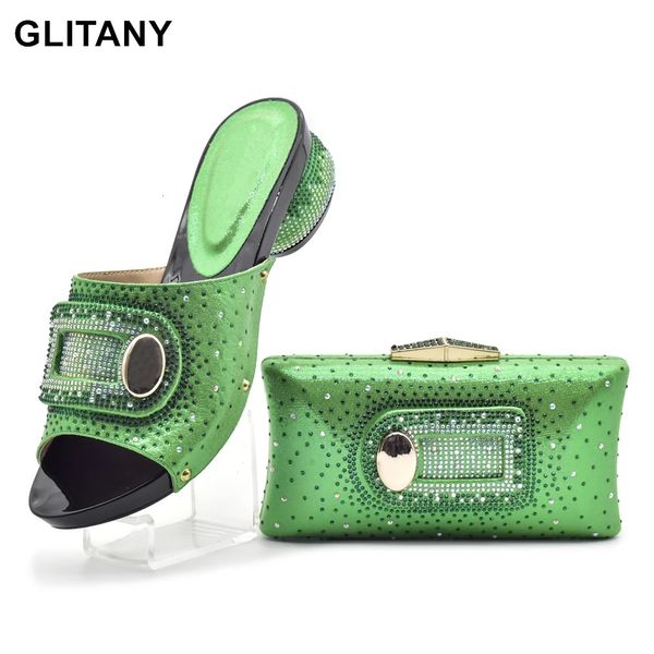 Set di scarpe e borsa da donna africane di colore verde decorato con strass italiani abbinati alla scarpa italiana 240219