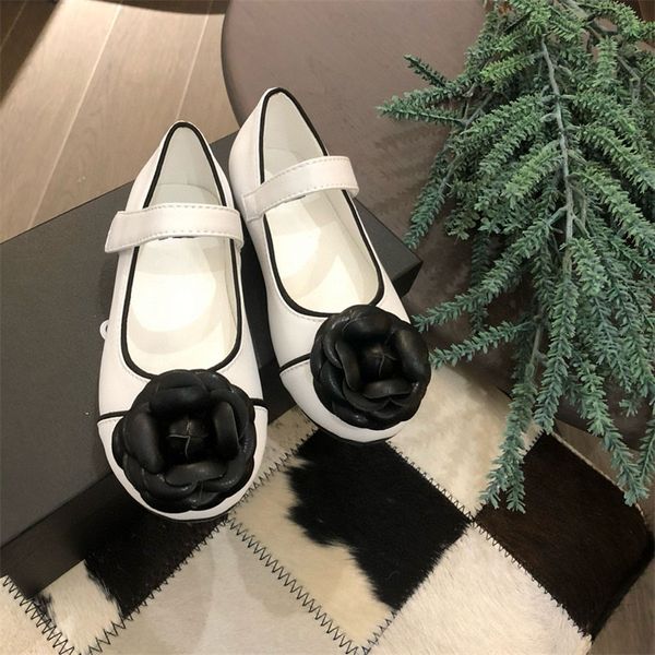 Scarpe per bambini per ragazze Scarpe con fiocco nuova primavera in vernice piatta principessa scarpe da cerimonia per feste di nozze stilista fiori 3D cinturino con fibbia per scarpe per bambini scarpa adorabile per bambini