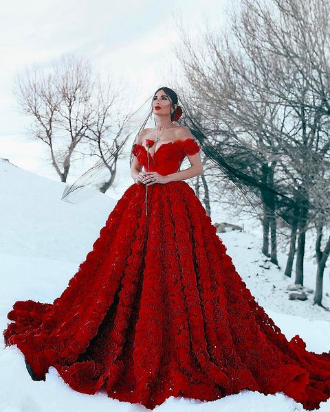 2024 vestidos de noiva vestidos de noiva vermelhos escuros com flores de rosa 3D Trem da catedral árabe fora do ombro de costas para trás de Bridal Vester Robe de Mariee