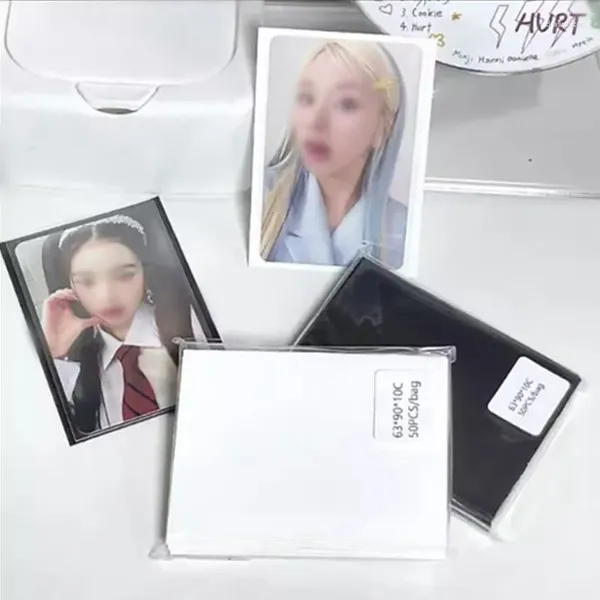 Çerçeveler 50pcs KPOP Kart Kolları 61x91mm HOLO Kartpostalları için Beyaz Siyah Şeref Tutucu Üst Yük Film Pocard Oyun Kartları Koruyucu