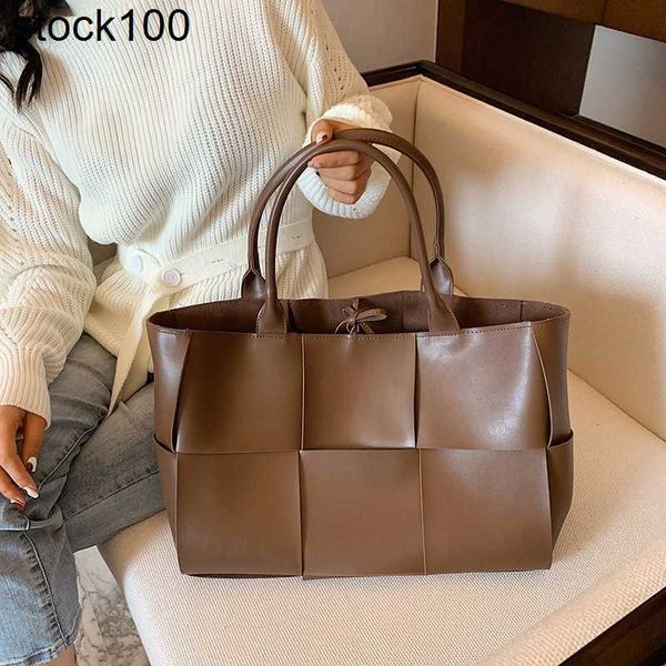 Tasche Venetabottegs Big Womens 2024 Koreanische Textur Einzelne Umhängetasche Große Kapazität Gewebte Einkaufstasche Tragbare Damentasche