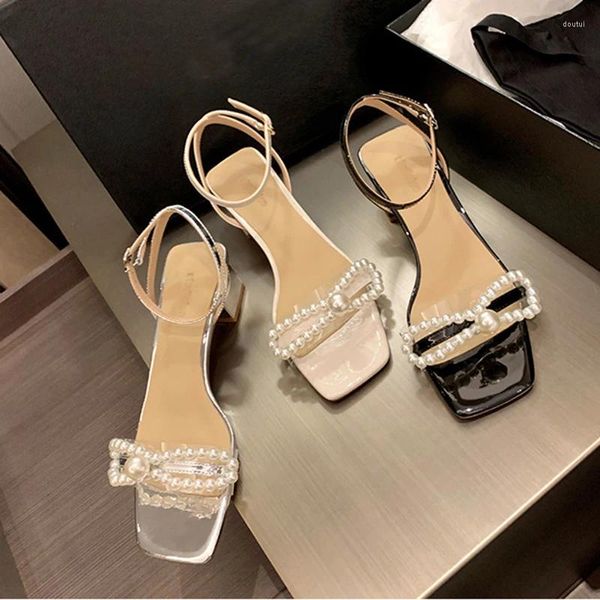 Scarpe eleganti Stringhe di perle di lusso Sandali con fiocco Donna Argento Tacchi medi Festa estiva Sandali gladiatore sexy con cinturino alla caviglia Mujer