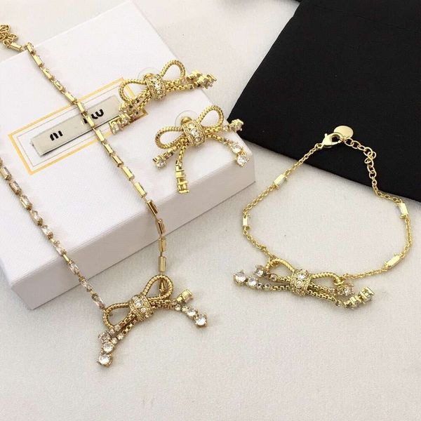 Designer miuimiui Miao 22s Nuovo papillon nappa piena di orecchini di diamanti Collana da donna Bracciale spilla piena di zirconio Orecchini di fascia alta ed eleganti