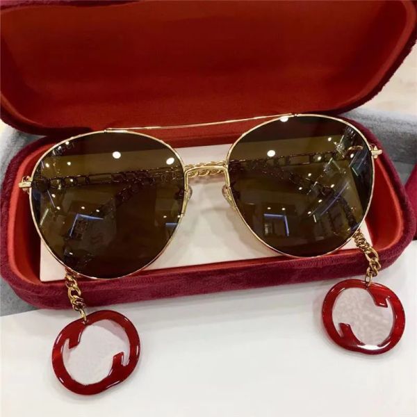 Modische Sonnenbrille mit Buchstabenanhänger, trendige Sonnenbrille mit rundem Rahmen, Designer-Sonnenbrille mit Metallkette, Damen-Sonnenbrille, lässige Sonnenbrille, Unisex, Adumbral mit Box