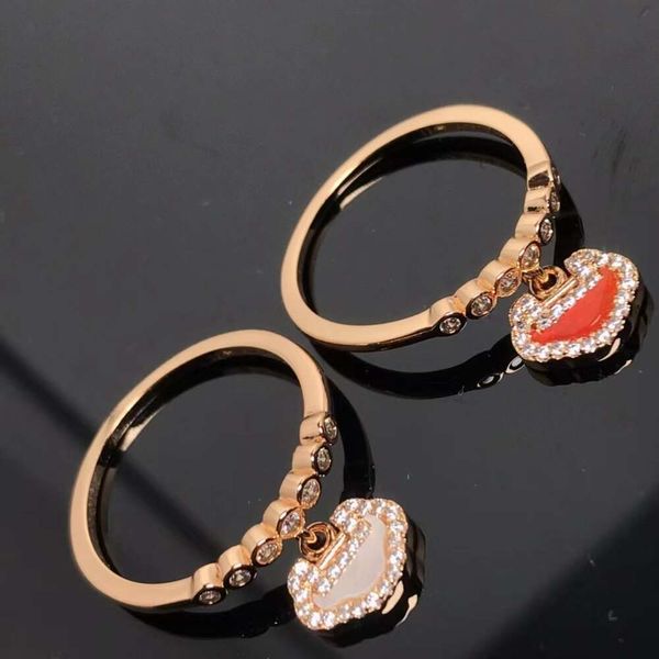 Mcqeen designer Qeelins joias de luxo incrustadas de ágata vermelha Ruyi anel de bloqueio com v banhado a ouro 18k elegante e personalizado dedo indicador leve luxo e exclusivo D