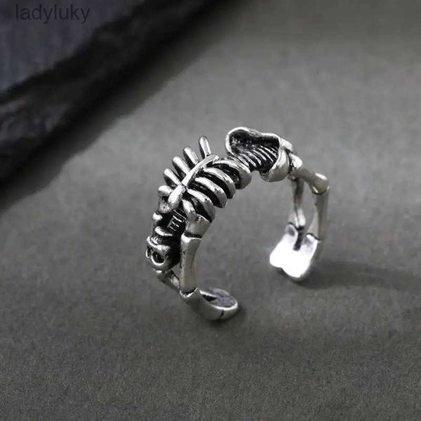 Solitaire Ring Vintage Kafatası Kemikleri Erkekler İçin Çember Ayarlanabilir Açılış Punk Kötü Yüzük Takı Anime Retro Hip Hop Cadılar Bayramı Parti Hediyeleri 240226