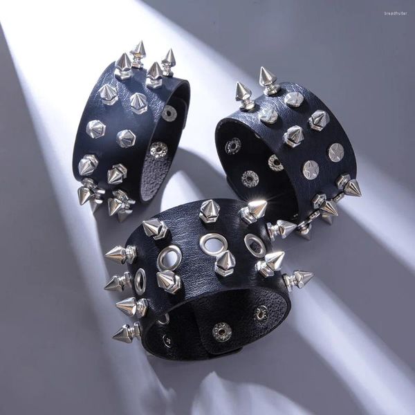 Charm-Armbänder Goth Punk Spike Rivet Armband Cosplay für Mann Frau übertriebene konische Nieten dreireihiges Leder