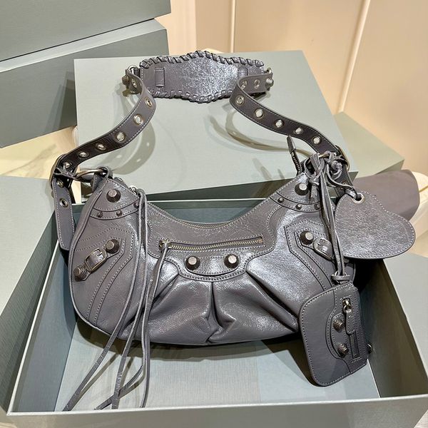Bolsa de designer feminina bolsa de axilas saco de motociclista couro único ombro rebite crossbody bolsa de luxo bolsa clássica com caixa
