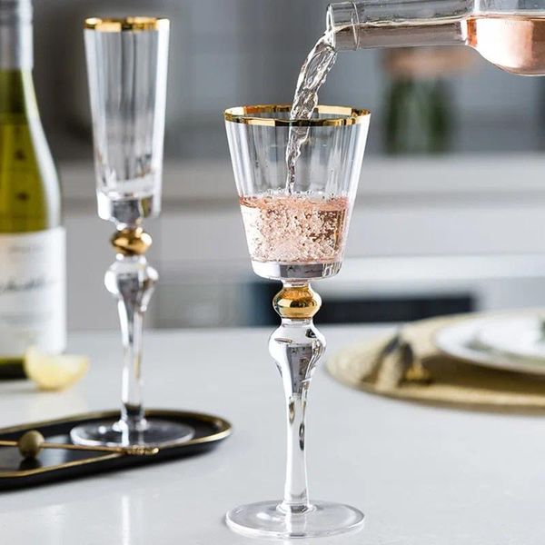 Bicchieri da vino in cristallo per una tazza di bolle con sensazione di cerimonia con perline rosse e bordate in oro