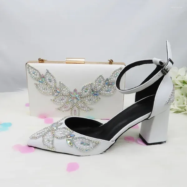 Sandálias 2024 mulheres sapatos de casamento branco verão senhoras bombas de festa e saco de cristal apontou toe tornozelo cinta vestido bolsa