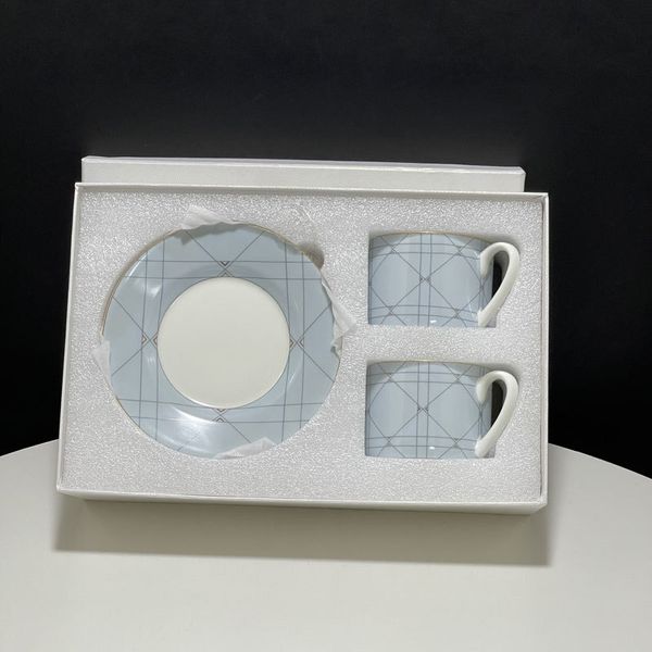 Klassisches Geschenkset mit Kaffeetasse und Untertasse aus Knochenporzellan. Hochwertiges britisches Nachmittagstee-Tasse und Untertasse als Geschenk für Hochzeit und Geburtstag